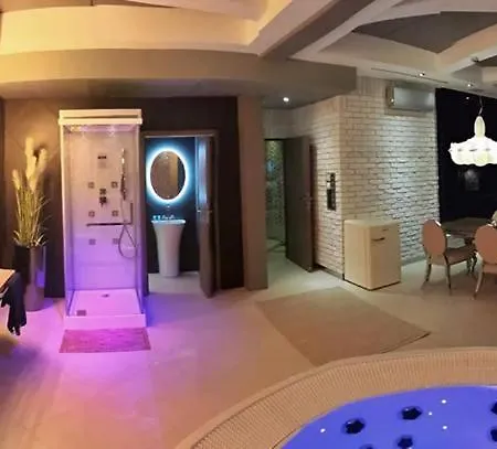 Ramka & Restaurant & Wine Bar מלון דירות
