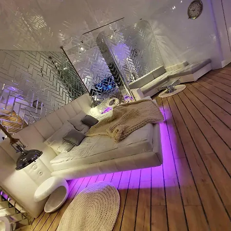 Ramka & Restaurant & Wine Bar 아파트호텔 3*