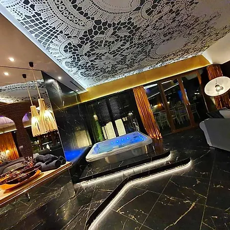 Ramka & Restaurant & Wine Bar 아파트호텔 3*